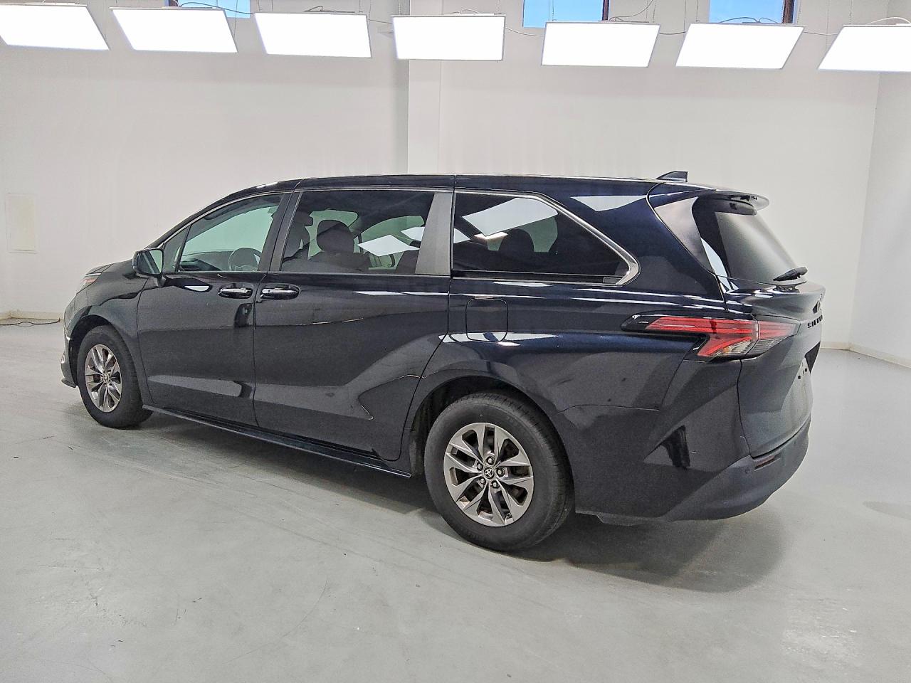 2022 TOYOTA SIENNA XLE — снимка 2