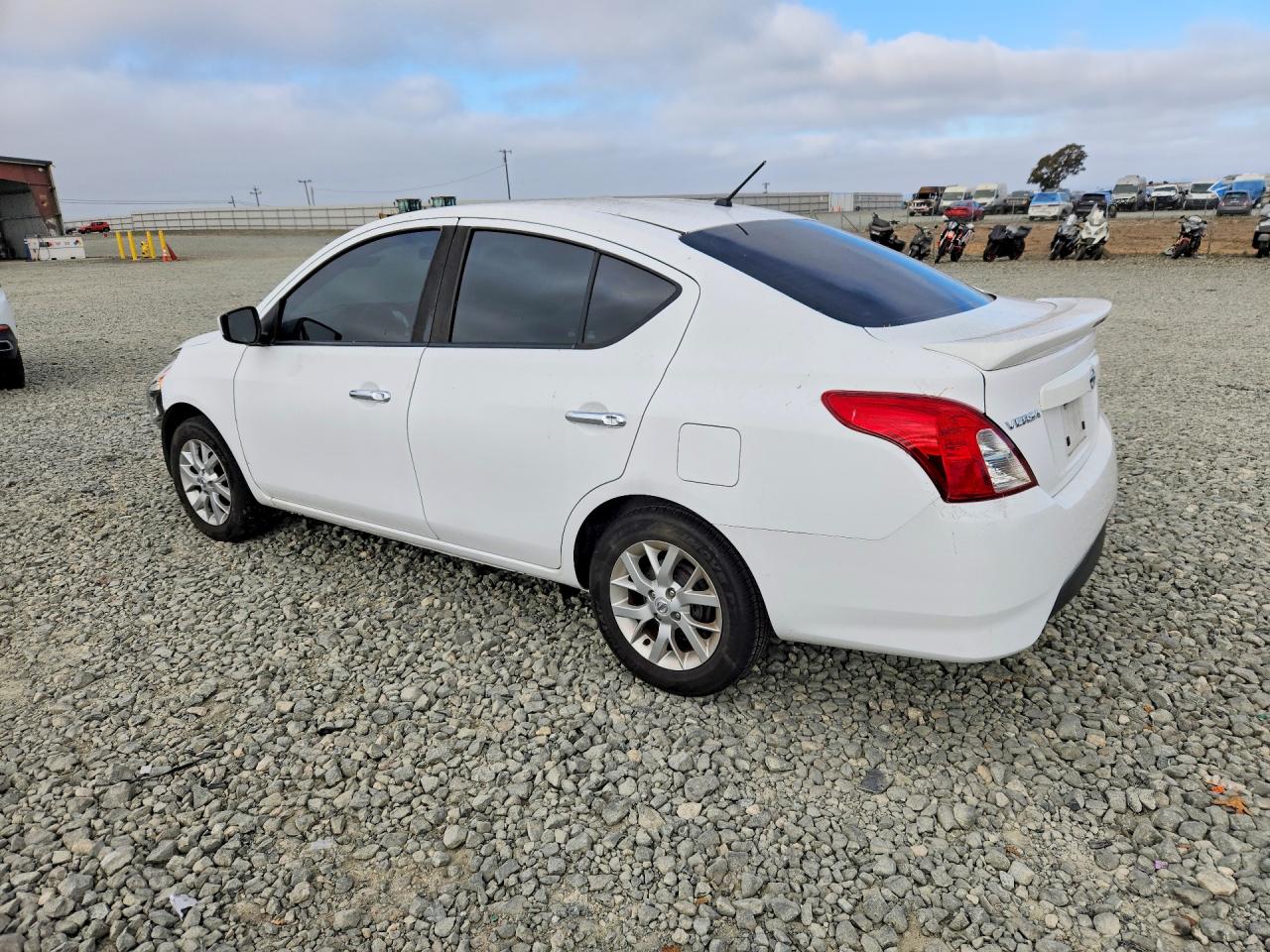 2018 NISSAN VERSA SV — снимка 2