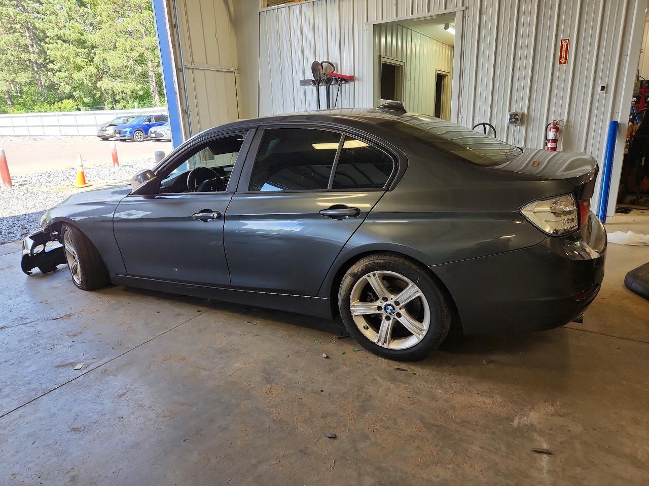 2015 BMW 320 I — снимка 2