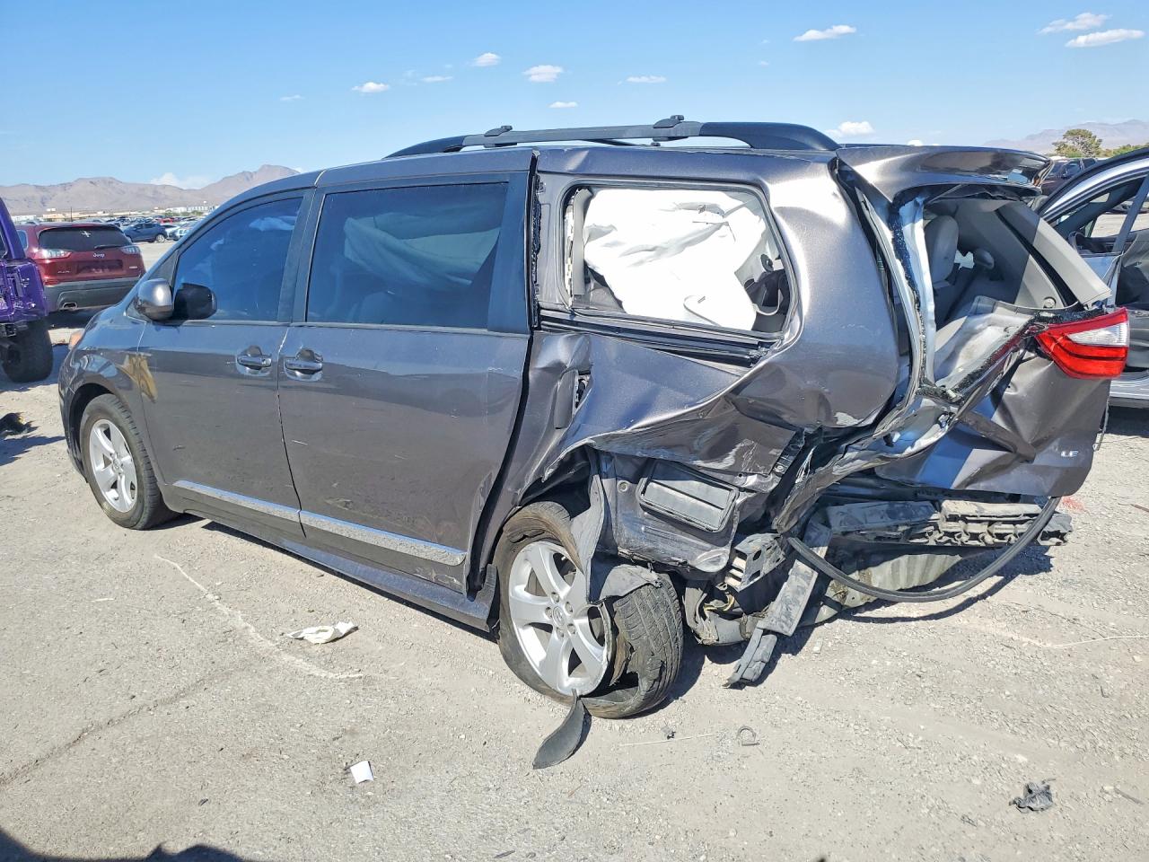 2017 TOYOTA SIENNA LE — снимка 2