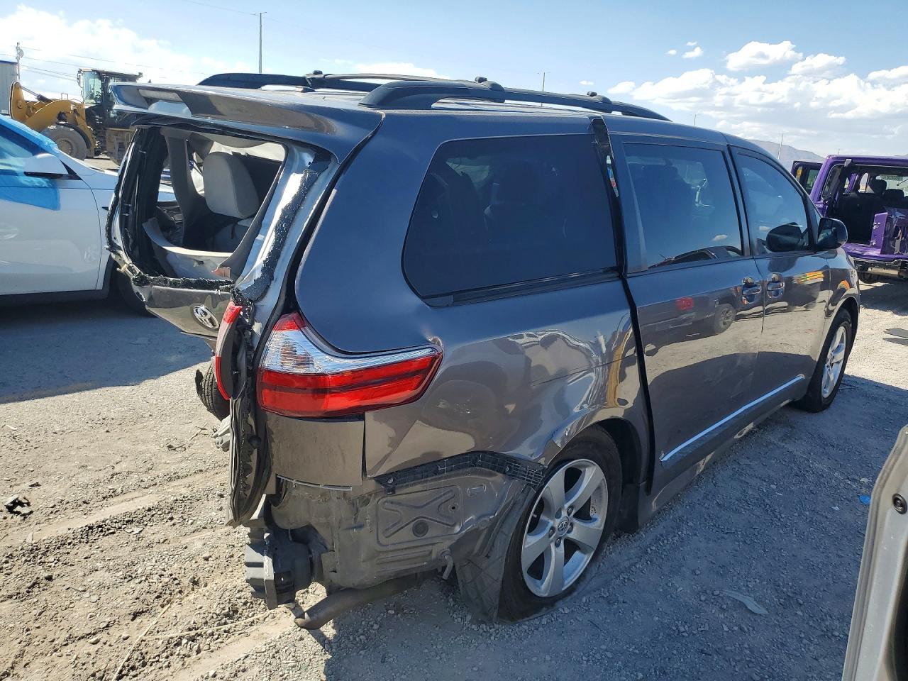 2017 TOYOTA SIENNA LE — снимка 3