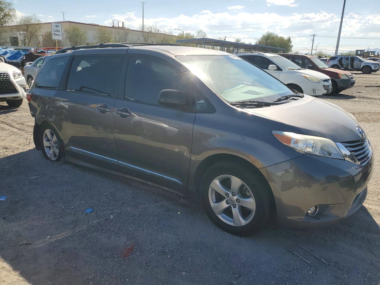 2017 TOYOTA SIENNA LE — снимка 4