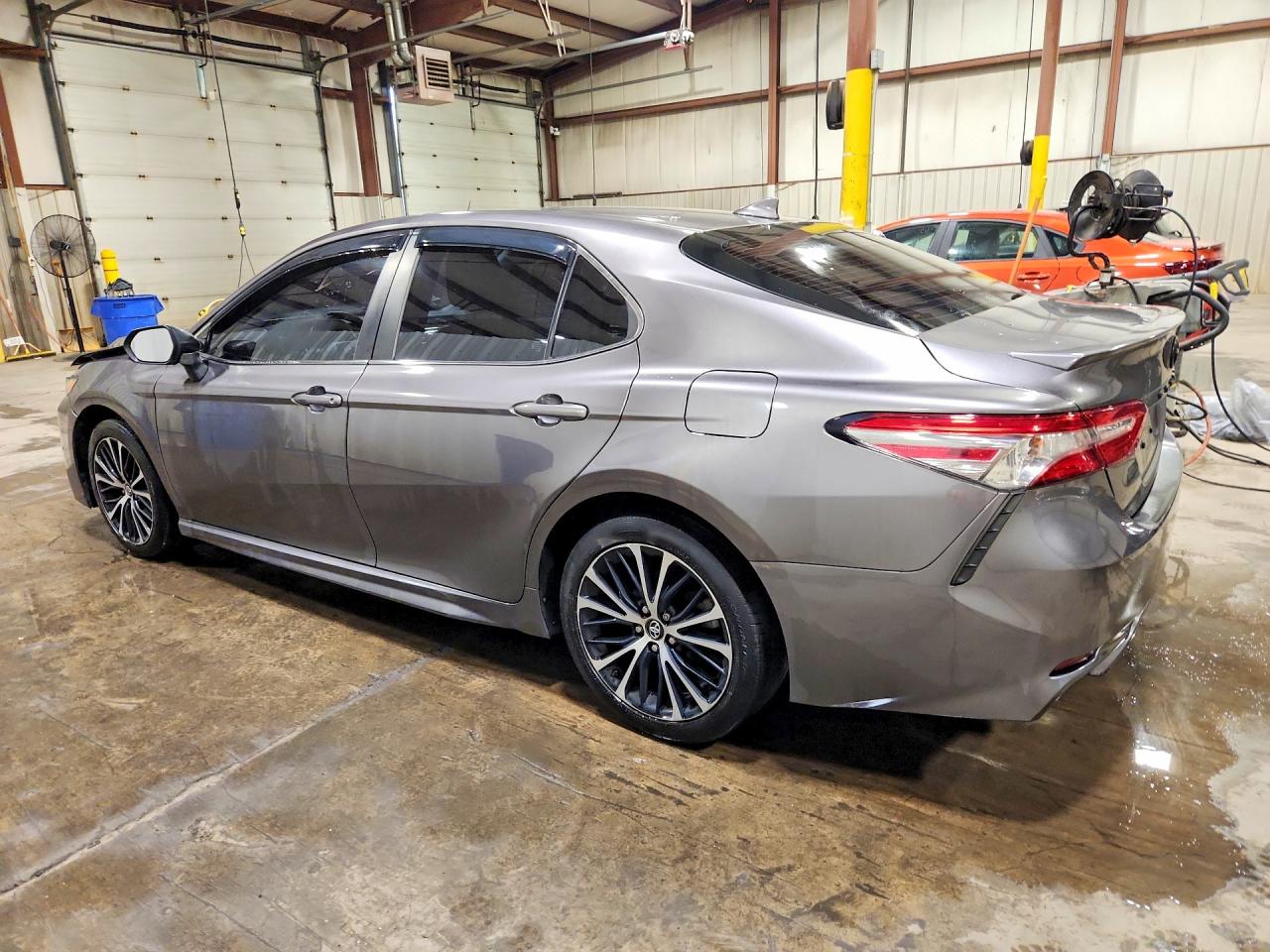 2019 TOYOTA CAMRY SE — снимка 2