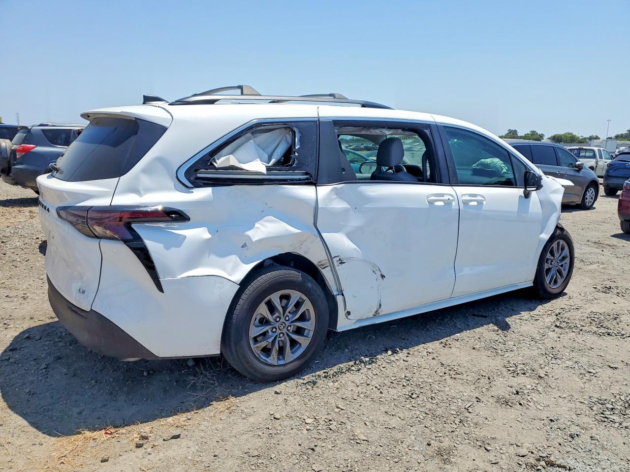 2025 TOYOTA SIENNA LE — снимка 3