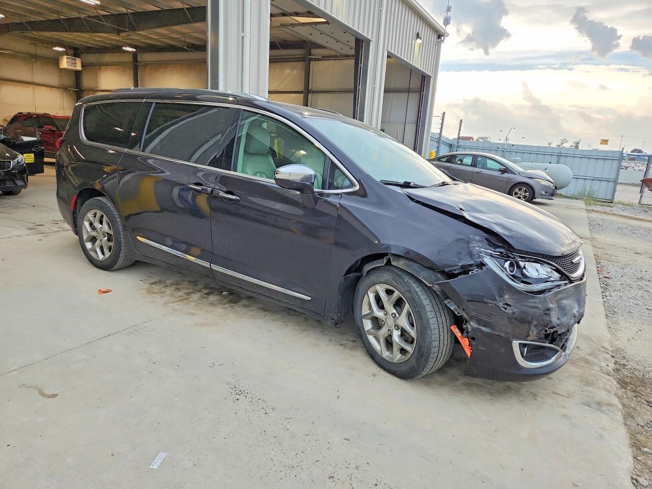 2019 CHRYSLER PACIFICA LIMITED — снимка 4