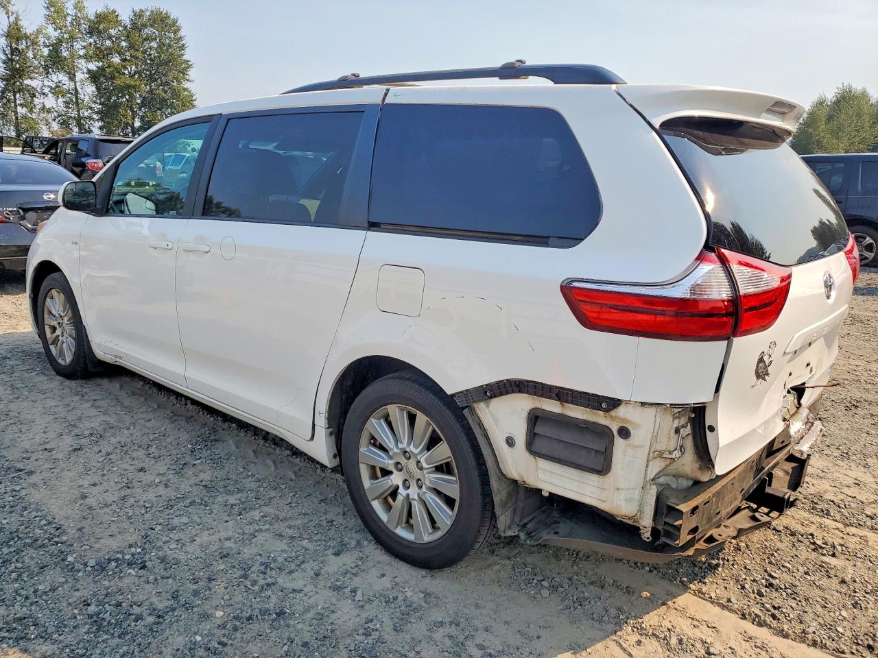 2017 TOYOTA SIENNA LE — снимка 2