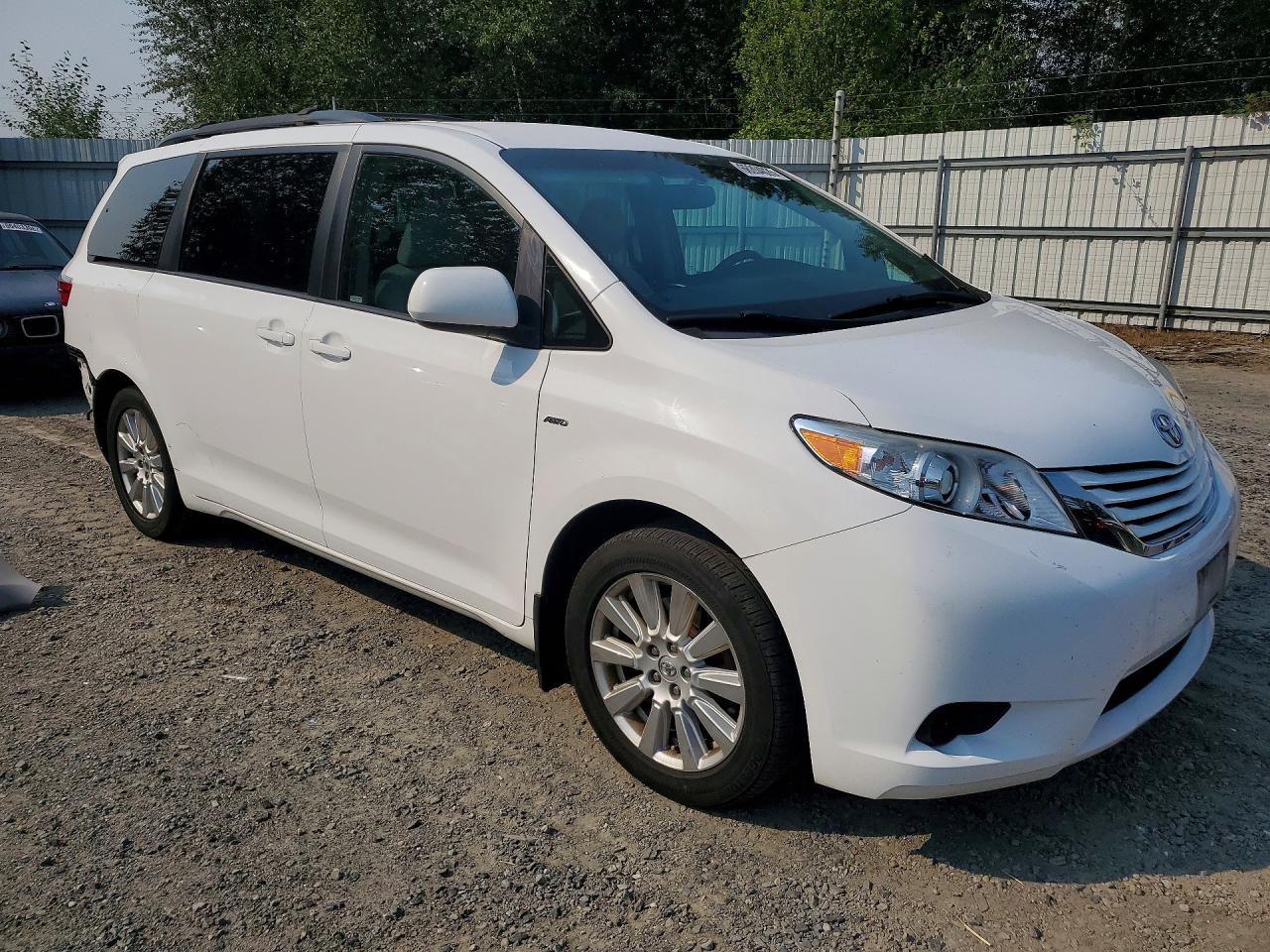 2017 TOYOTA SIENNA LE — снимка 4