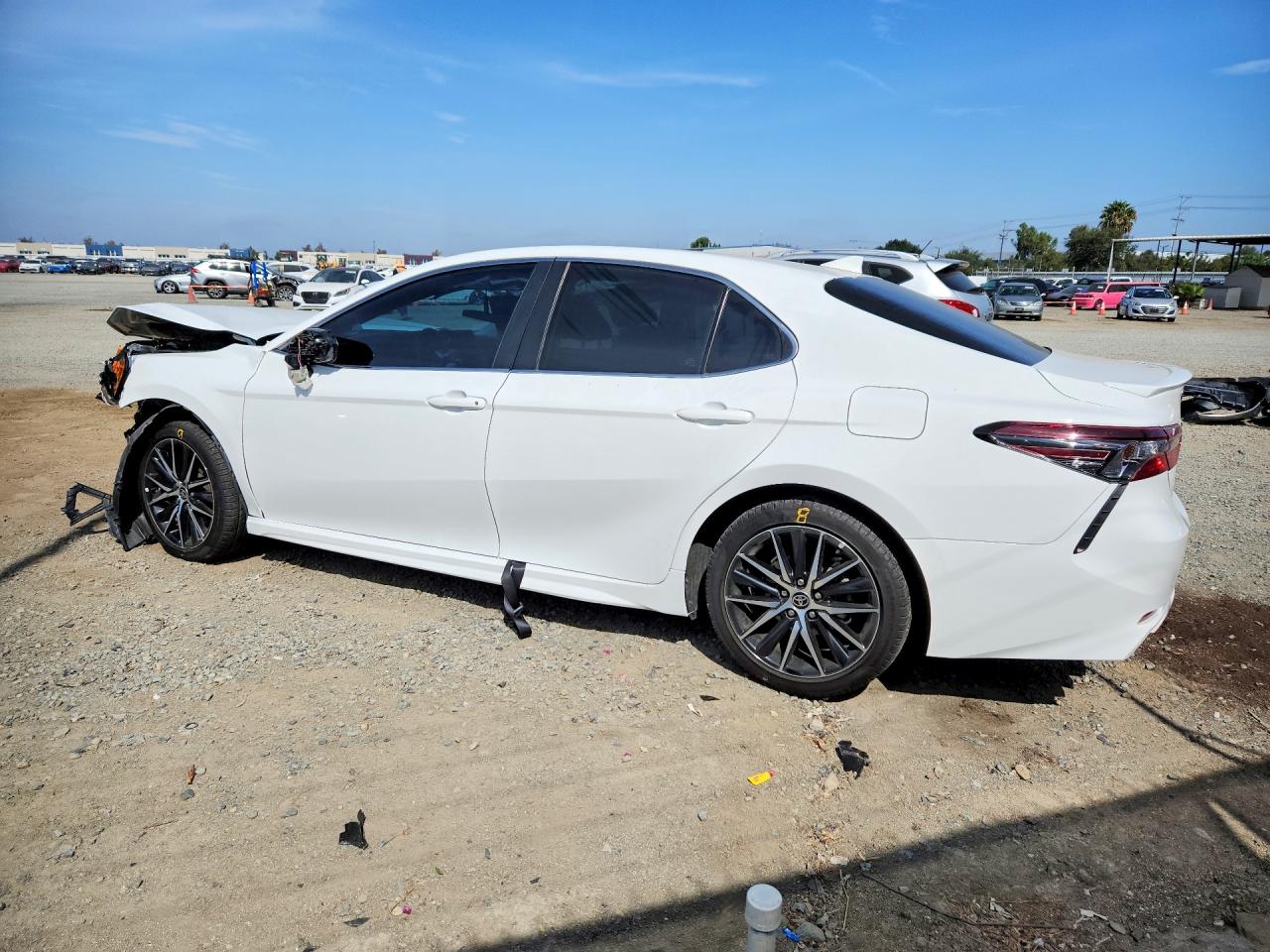 2024 TOYOTA CAMRY HYBRID SE — снимка 2