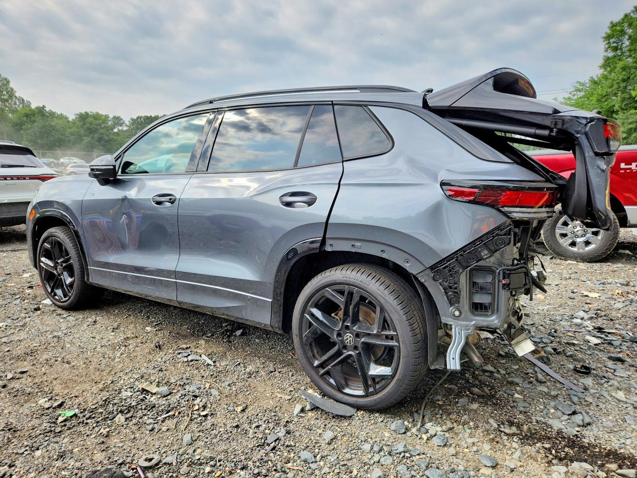 2025 VOLKSWAGEN TIGUAN SE R-LINE BLACK — снимка 2