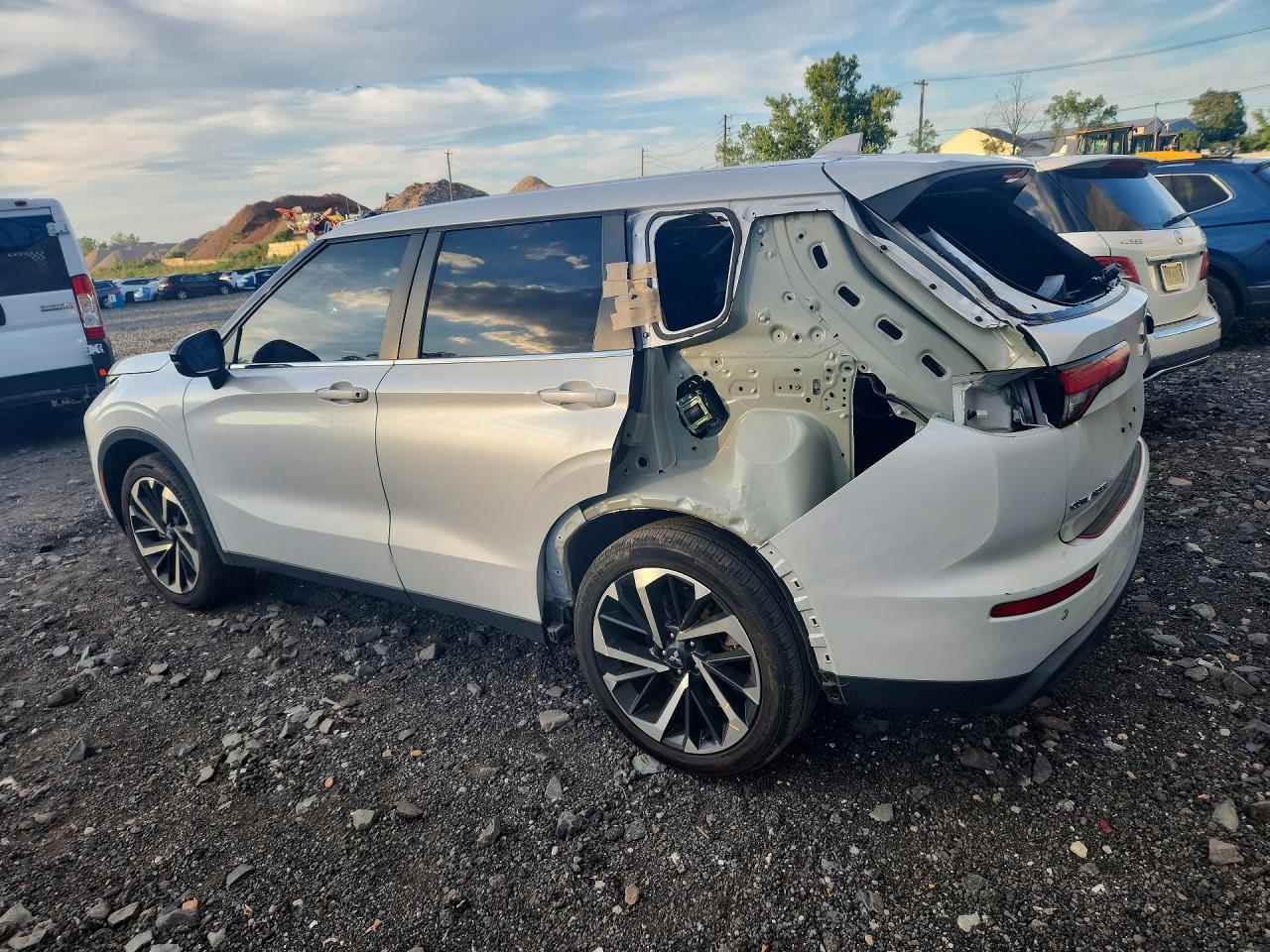 2022 MITSUBISHI OUTLANDER ES — снимка 2