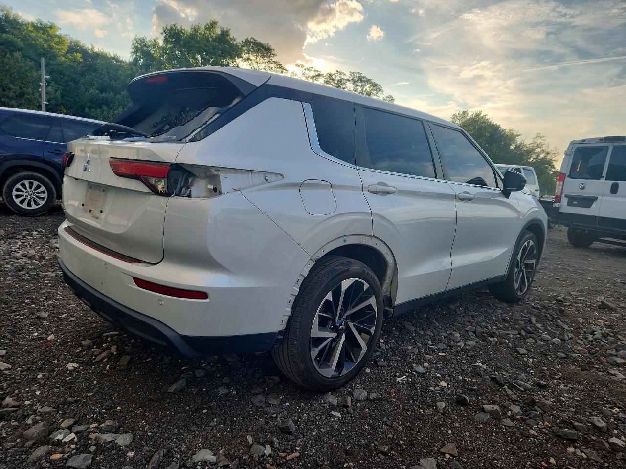 2022 MITSUBISHI OUTLANDER ES — снимка 3