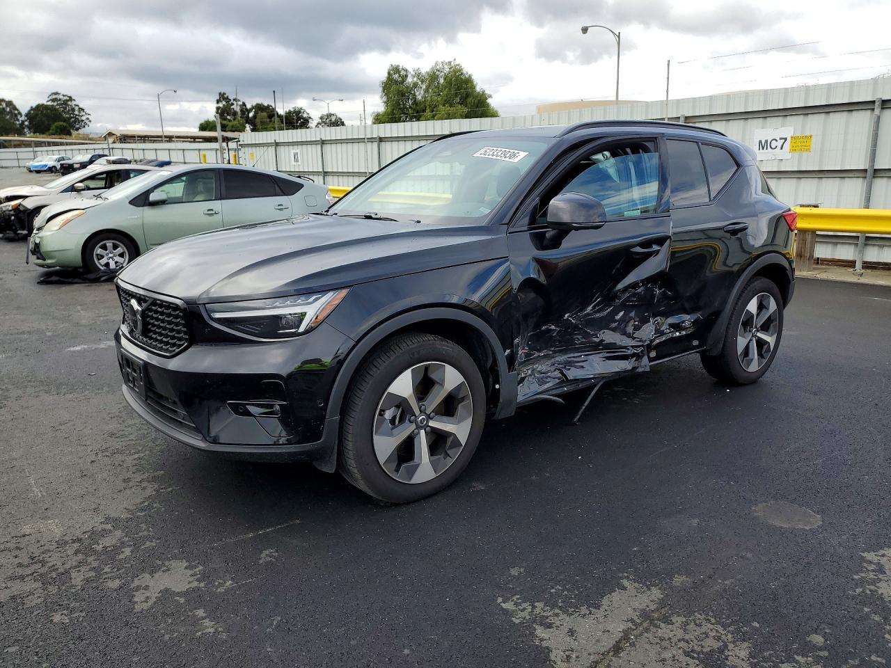 2025 VOLVO XC40 PLUS