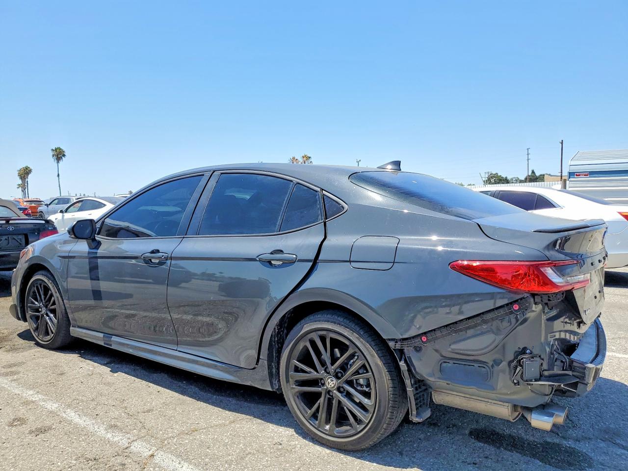 2025 TOYOTA CAMRY SE — снимка 2