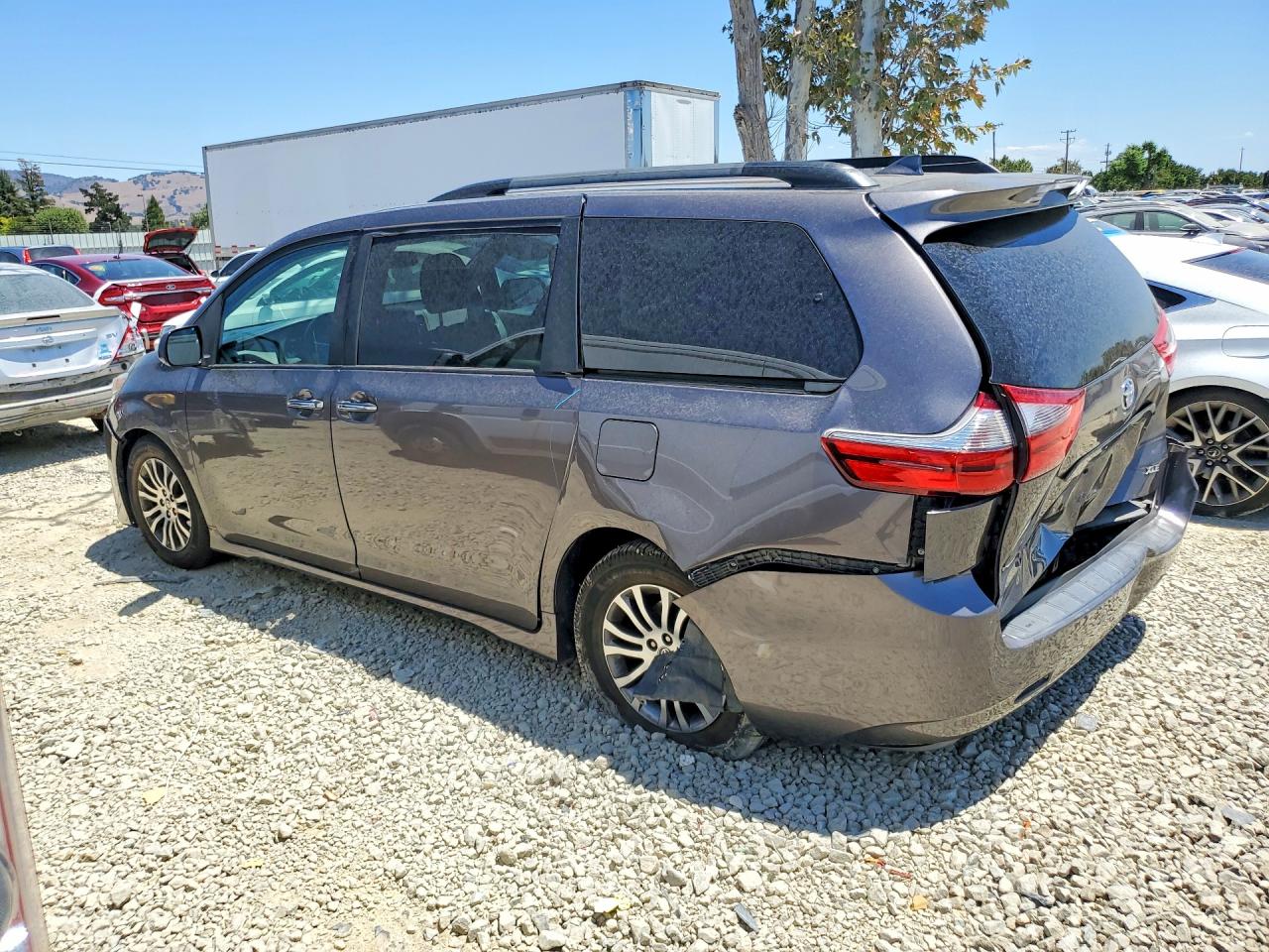 2020 TOYOTA SIENNA XLE 8-PASSENGER — снимка 2