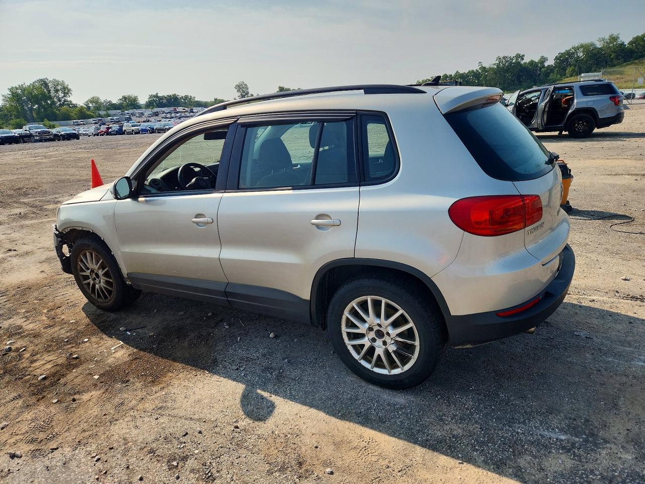2015 VOLKSWAGEN TIGUAN S — снимка 2