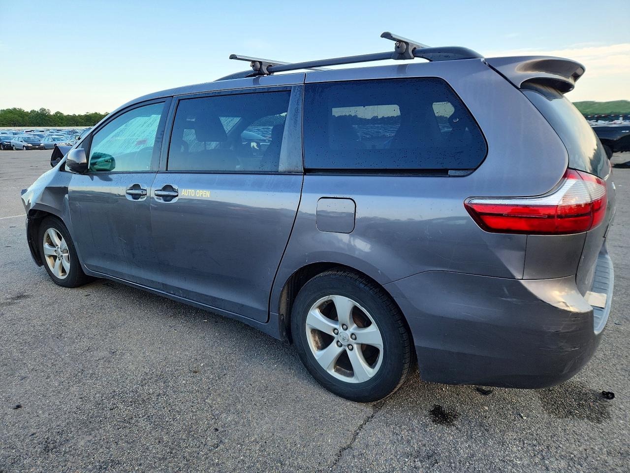 2017 TOYOTA SIENNA LE — снимка 2