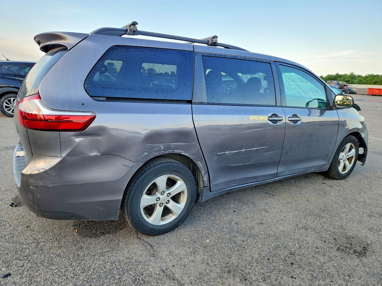 2017 TOYOTA SIENNA LE — снимка 3