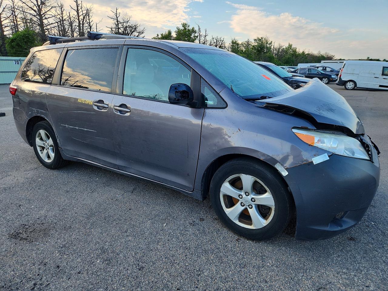 2017 TOYOTA SIENNA LE — снимка 4