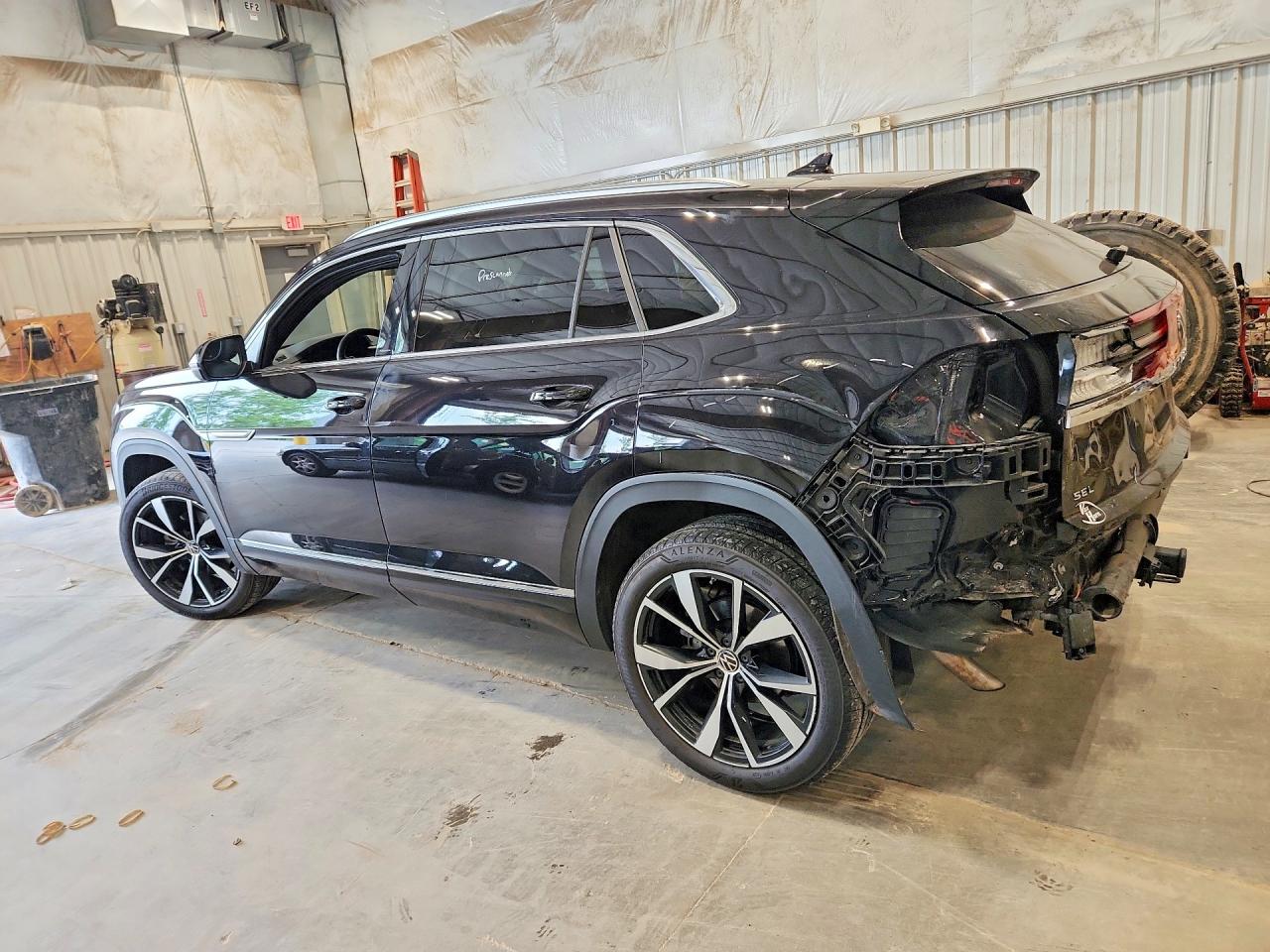 2024 VOLKSWAGEN ATLAS CROSS SPORT SEL PREMIUM R-LINE — снимка 2
