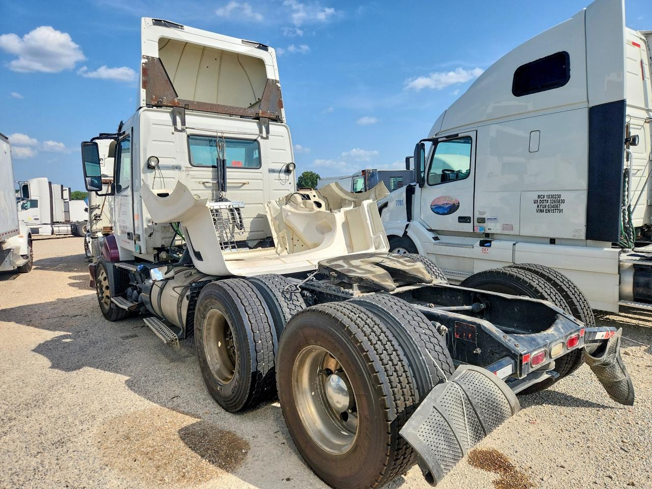 2015 VOLVO TRACTOR — снимка 2