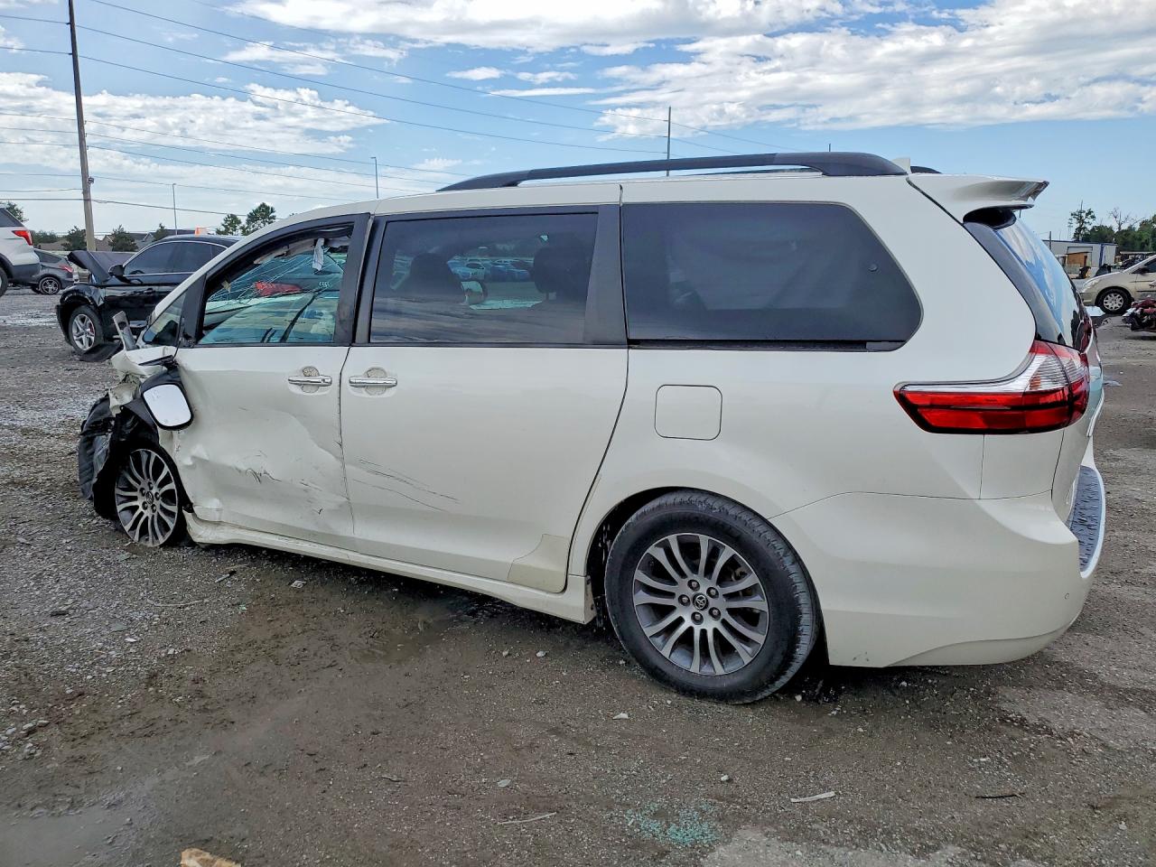 2018 TOYOTA SIENNA XLE 8-PASSENGER — снимка 2