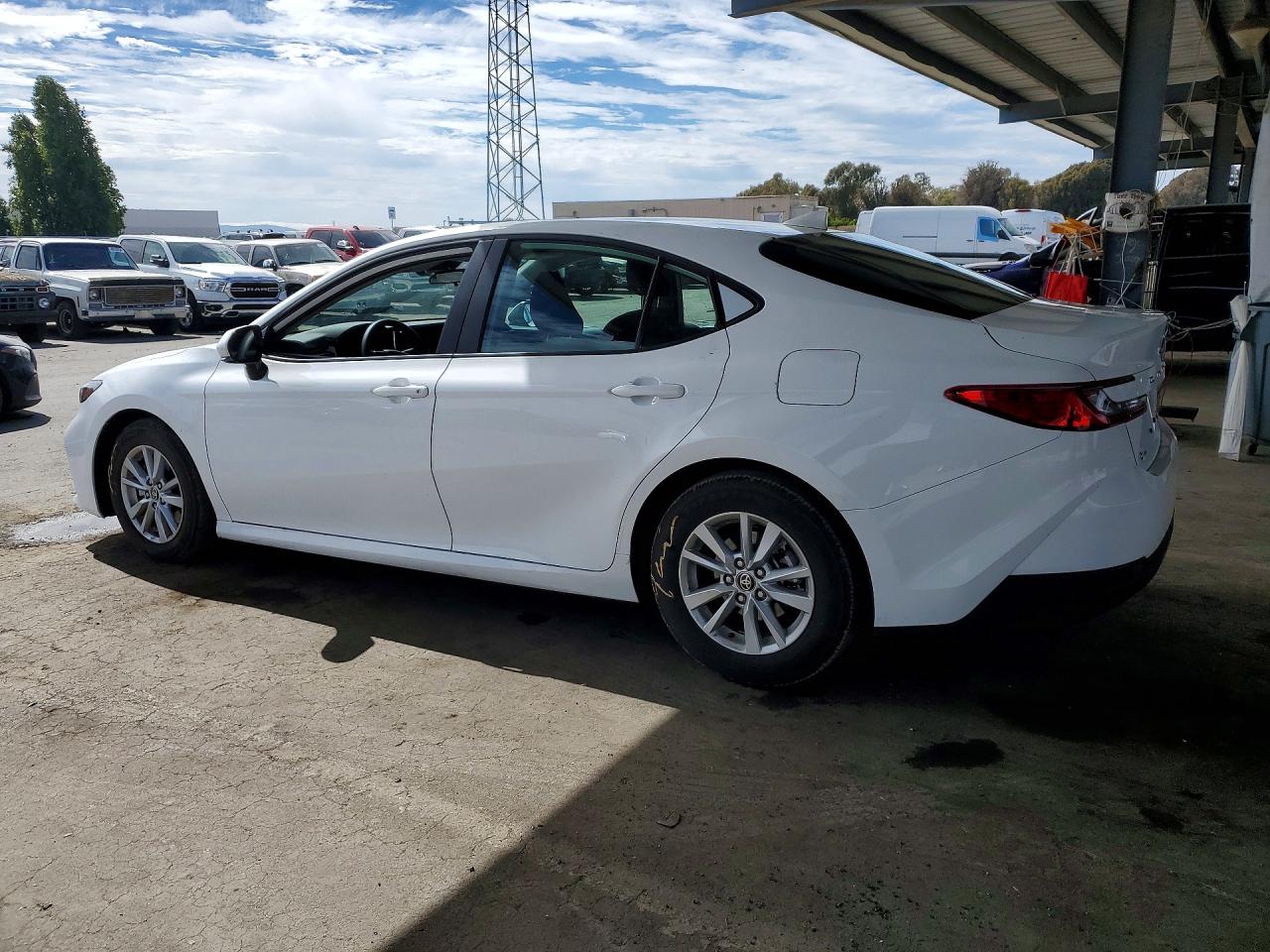 2026 TOYOTA CAMRY LE — снимка 2