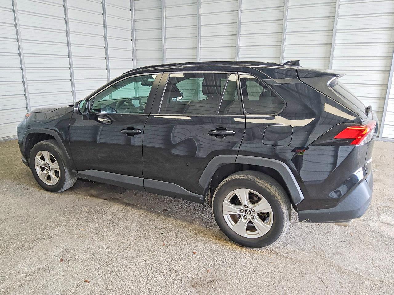 2021 TOYOTA RAV4 XLE — снимка 2