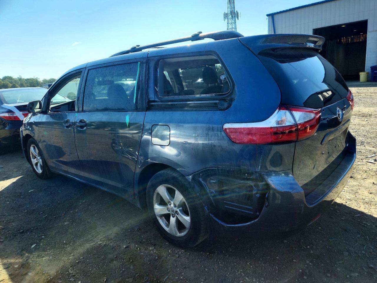2016 TOYOTA SIENNA LE — снимка 2