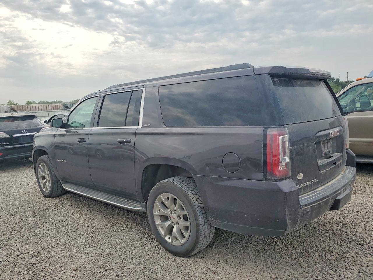 2015 GMC YUKON XL K1500 SLT — снимка 2