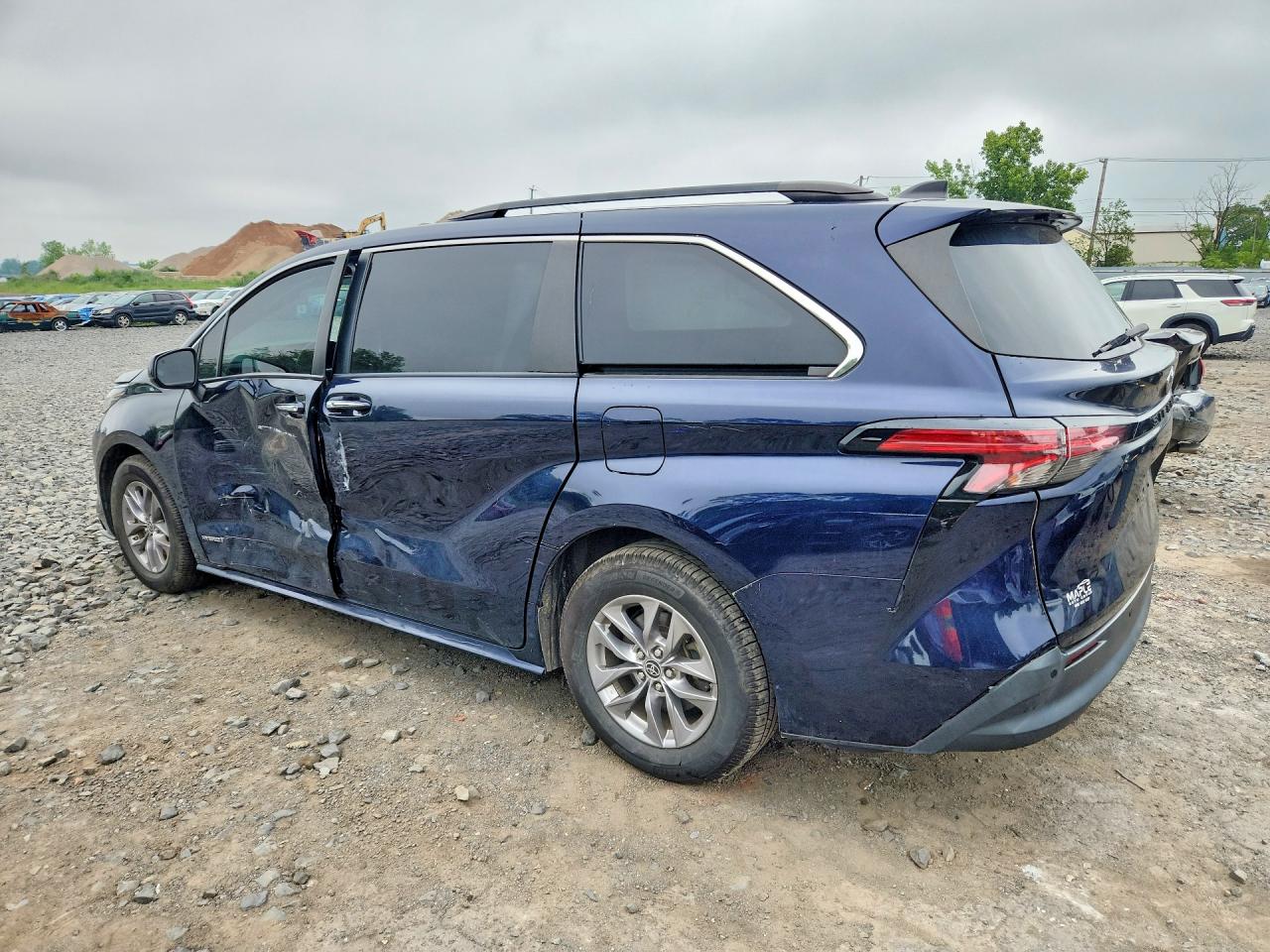 2021 TOYOTA SIENNA XLE — снимка 2