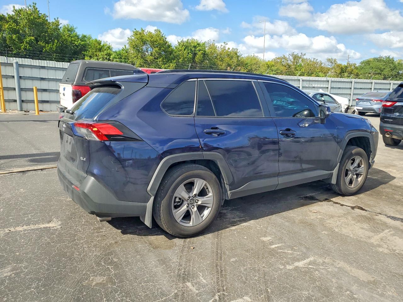2025 TOYOTA RAV4 XLE — снимка 3