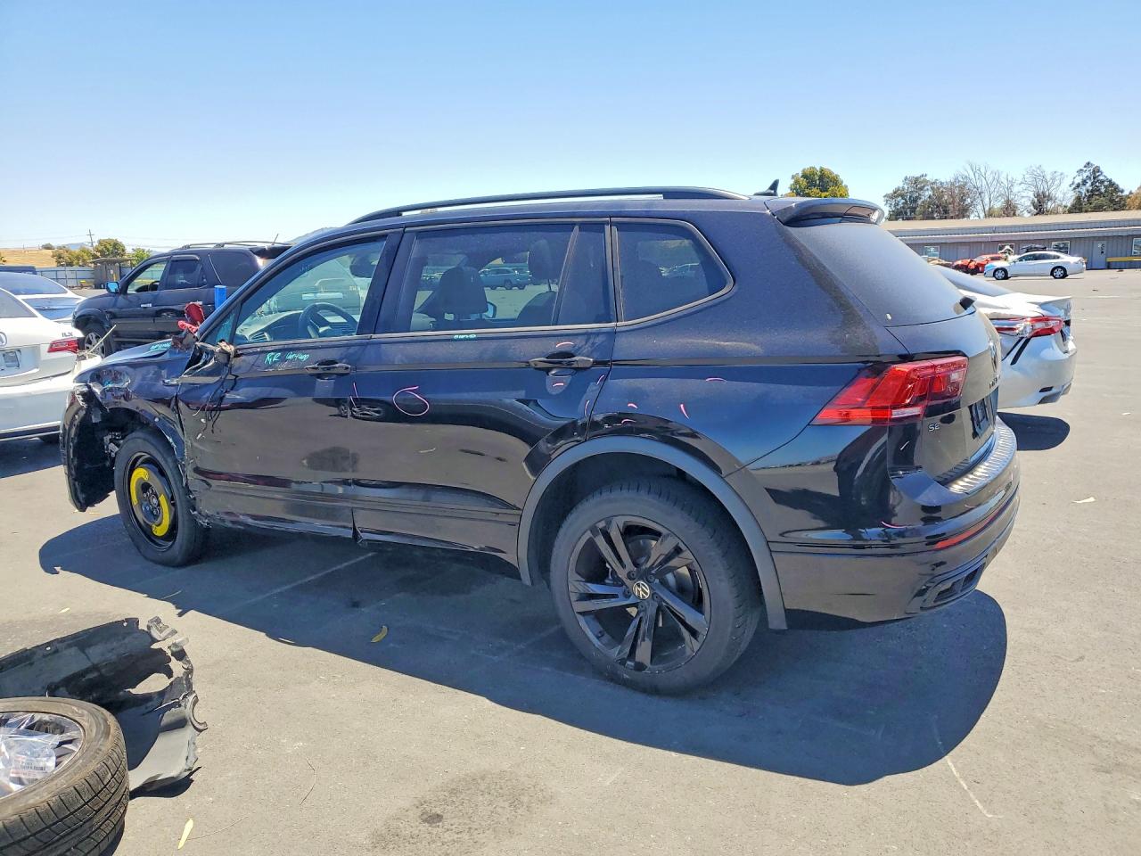 2023 VOLKSWAGEN TIGUAN SE R-LINE BLACK — снимка 2