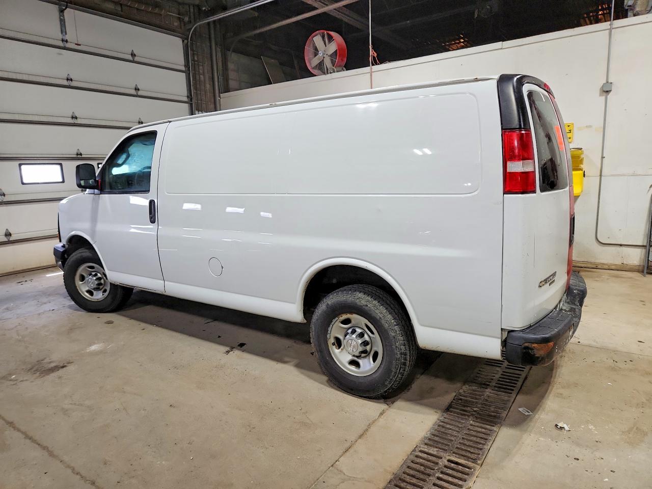 2016 CHEVROLET 2500 EXPRE — снимка 2
