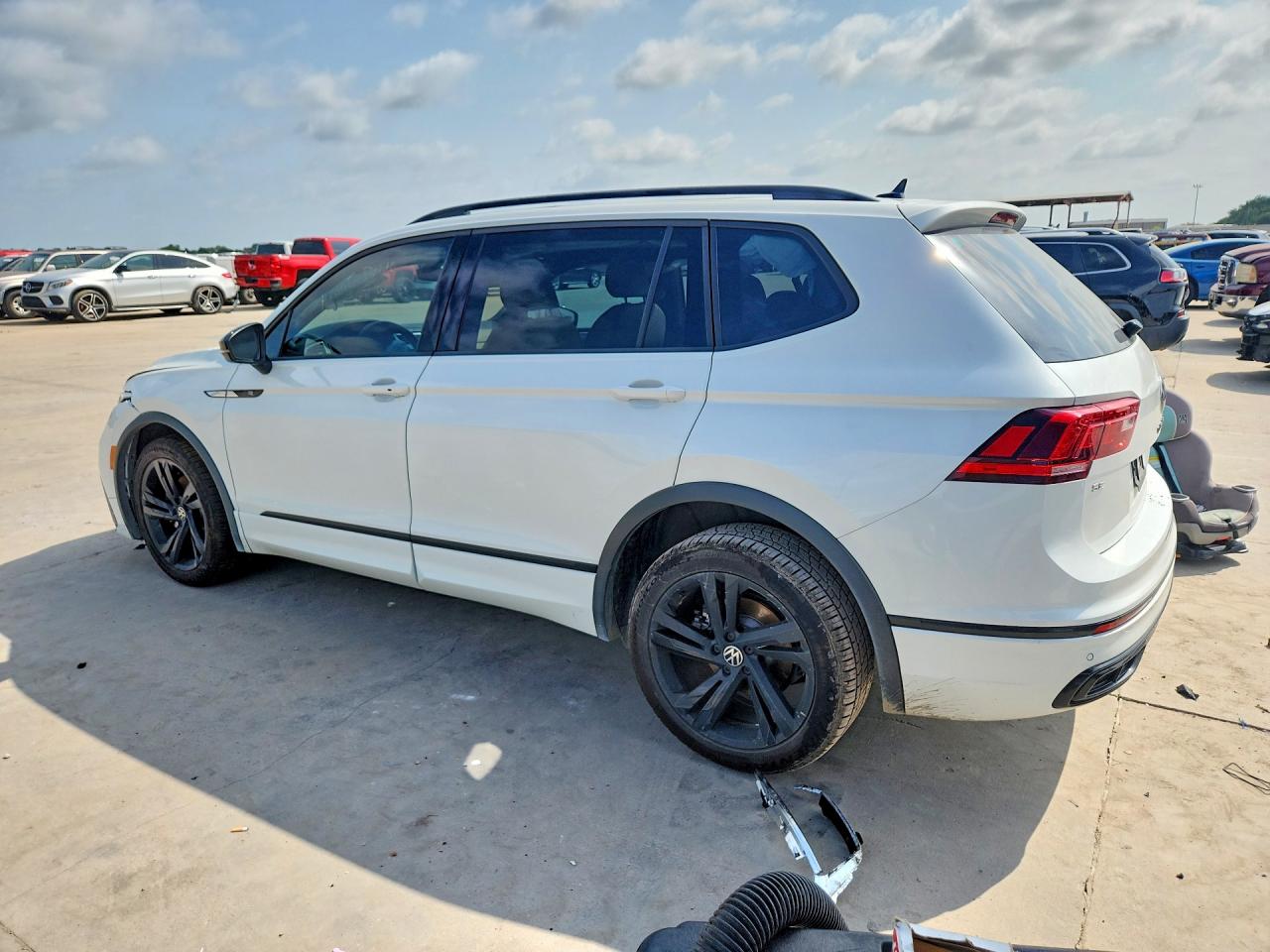 2023 VOLKSWAGEN TIGUAN SE R-LINE BLACK — снимка 2