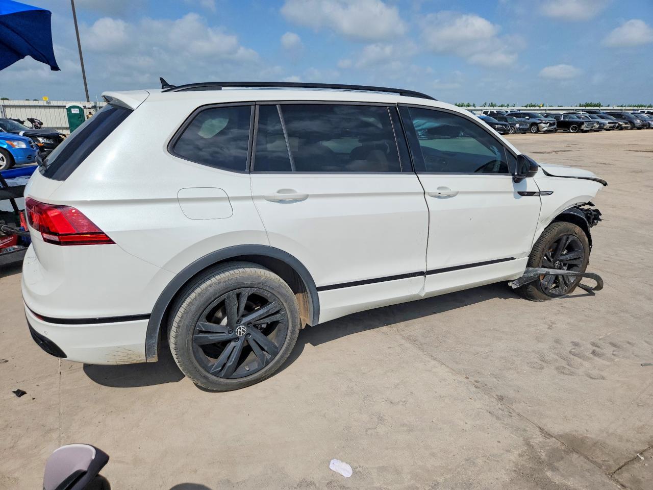 2023 VOLKSWAGEN TIGUAN SE R-LINE BLACK — снимка 3