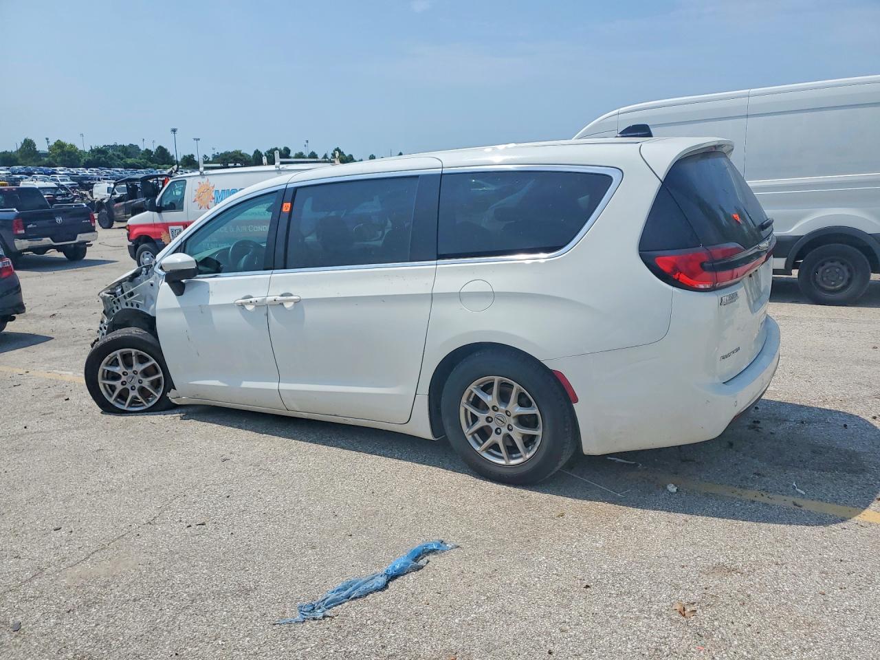 2023 CHRYSLER PACIFICA TOURING L — снимка 2