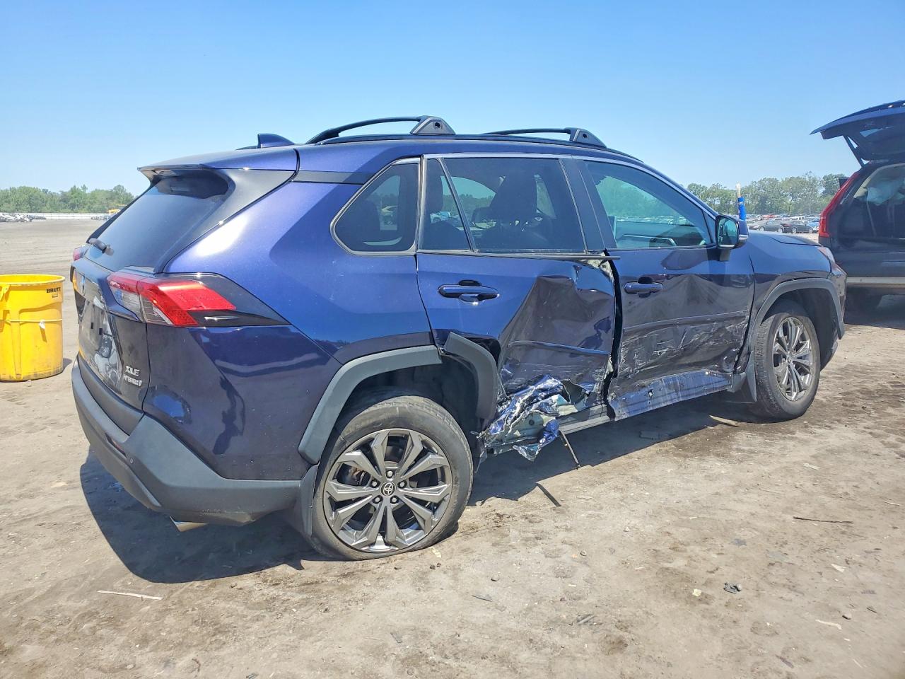 2022 TOYOTA RAV4 XLE PREMIUM — снимка 3