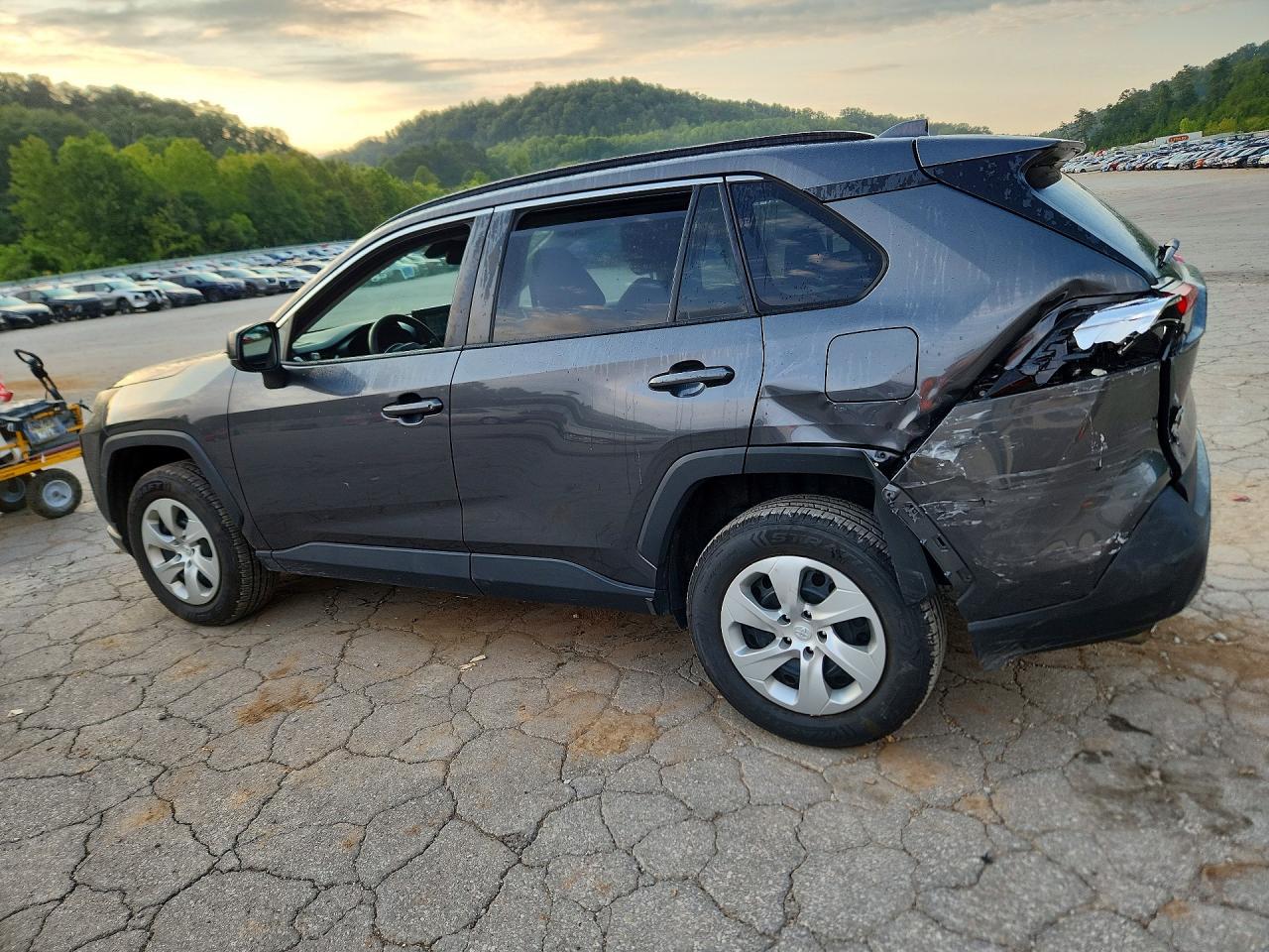 2020 TOYOTA RAV4 LE — снимка 2