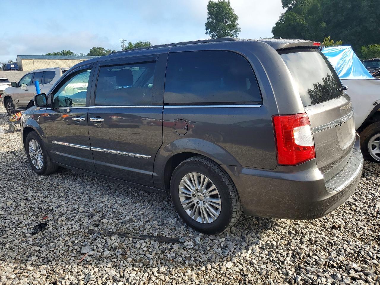2015 CHRYSLER TOWN & COUNTRY TOURING L — снимка 2