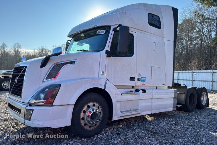 2018 VOLVO VNL semi truck
