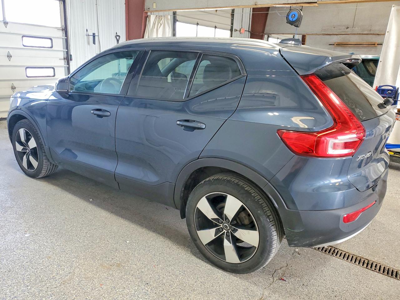 2021 VOLVO XC40 T5 MOMENTUM — снимка 2