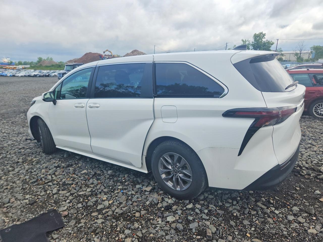 2024 TOYOTA SIENNA LE — снимка 2
