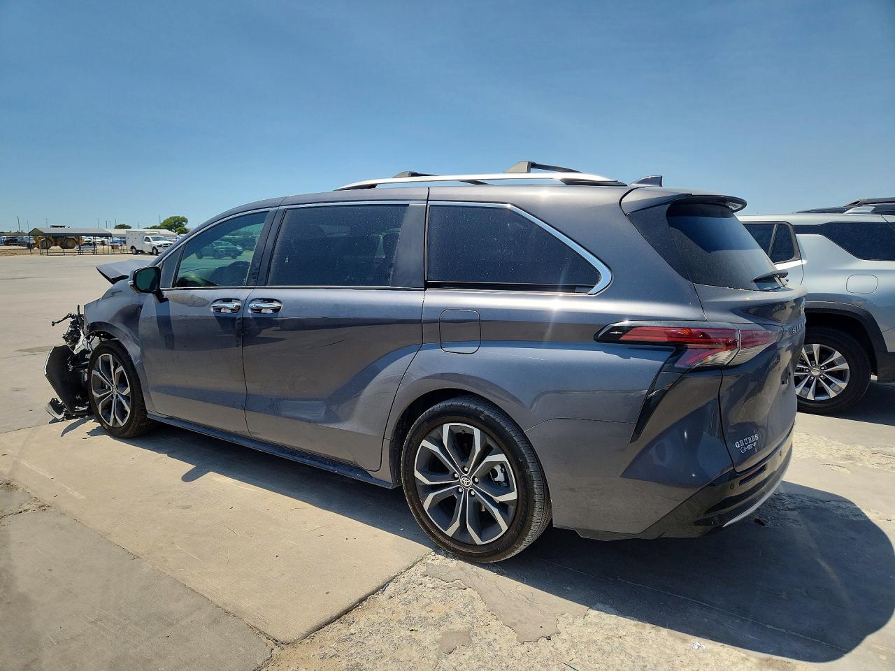 2025 TOYOTA SIENNA PLATINUM 7-PASSENGER — снимка 2
