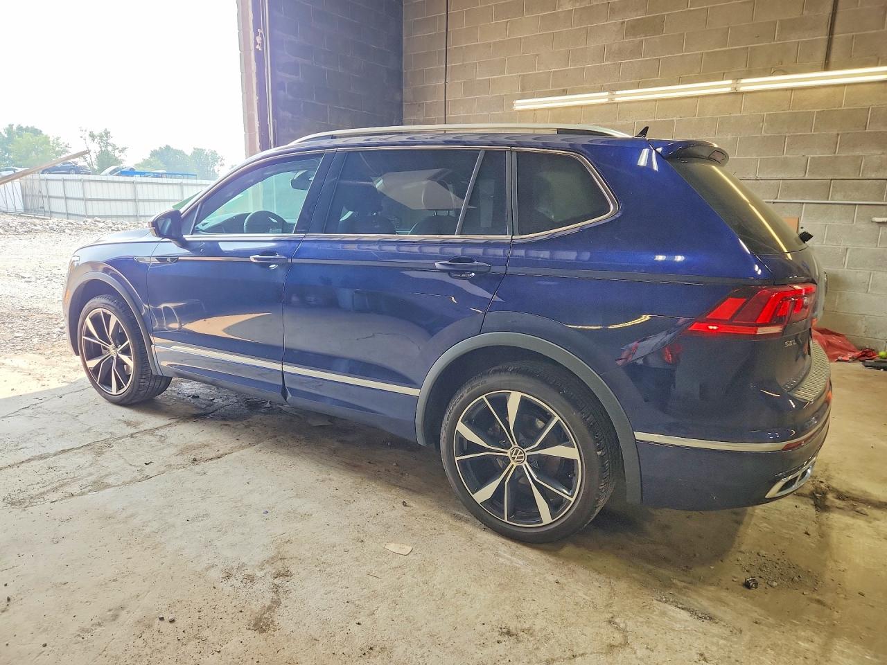 2024 VOLKSWAGEN TIGUAN SEL R-LINE BLACK — снимка 2