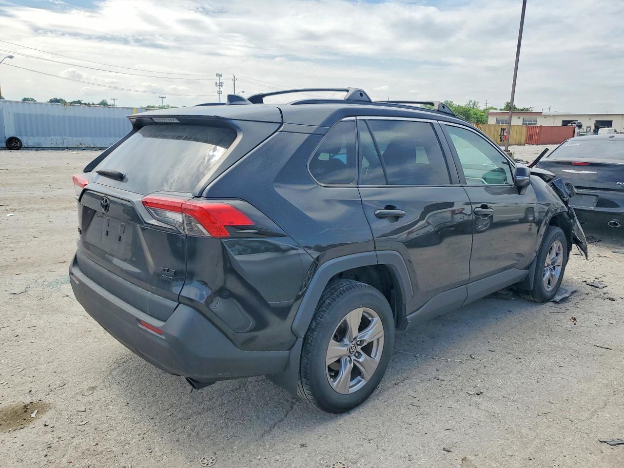 2022 TOYOTA RAV4 XLE — снимка 3