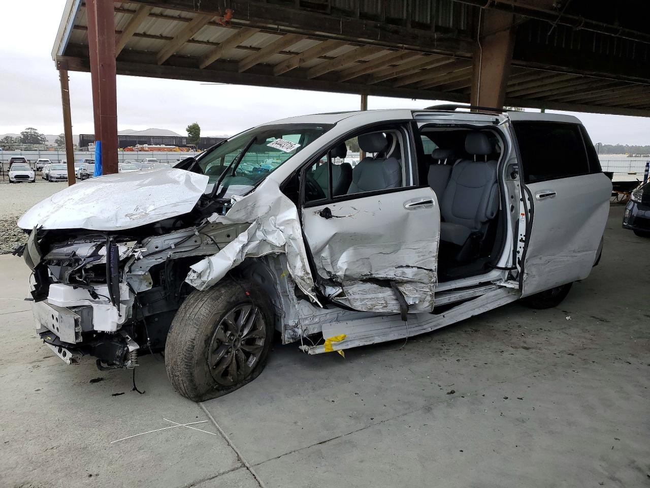 2022 TOYOTA SIENNA XLE