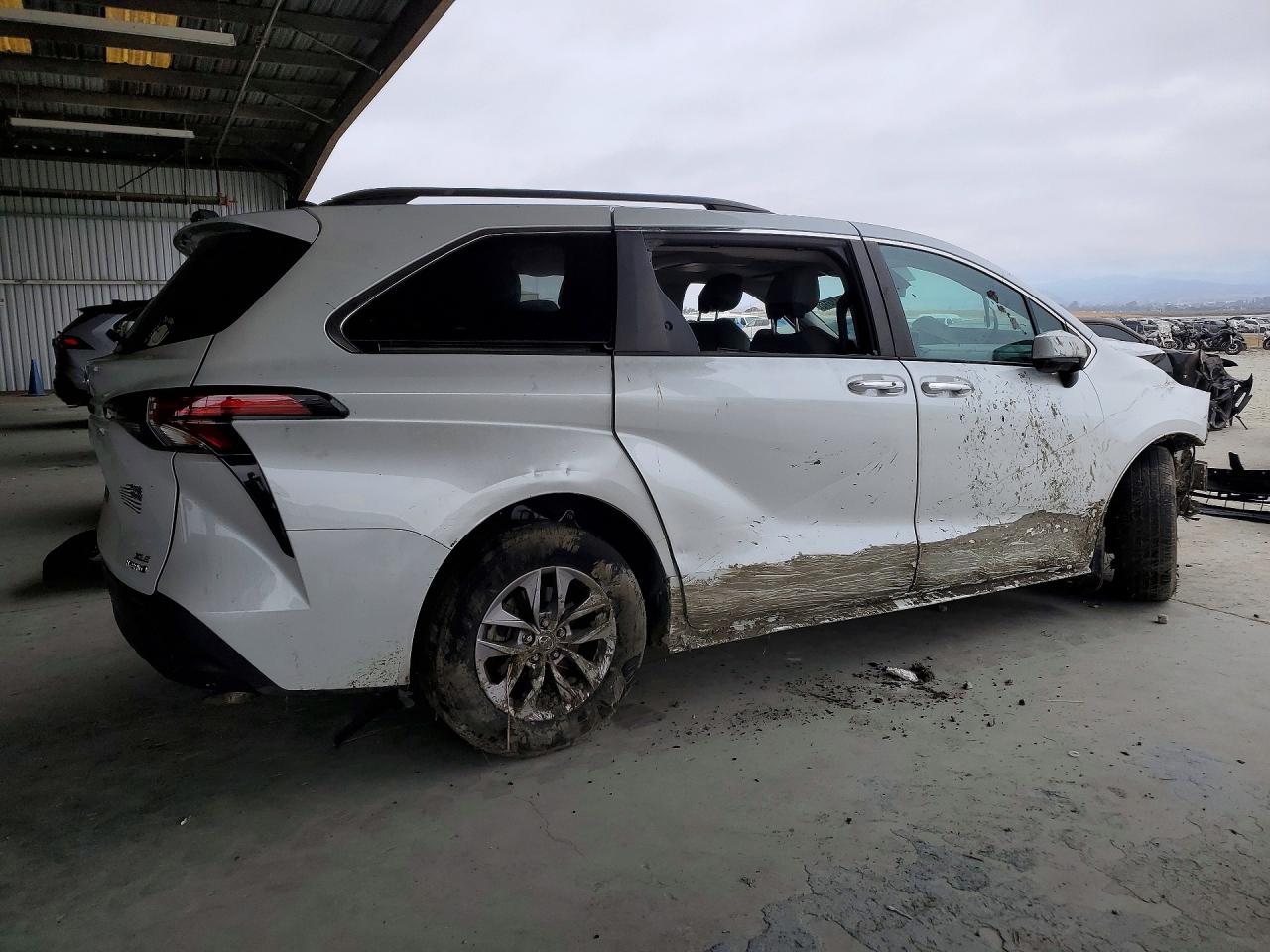 2022 TOYOTA SIENNA XLE — снимка 3