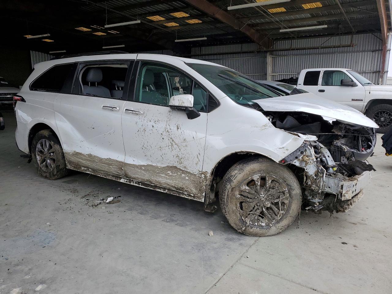 2022 TOYOTA SIENNA XLE — снимка 4