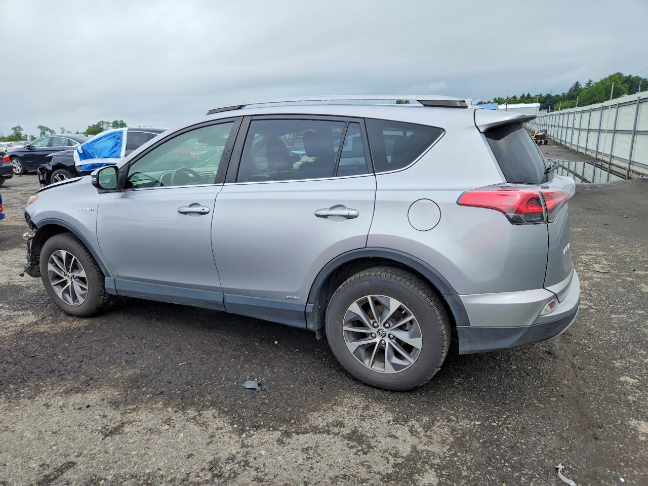 2017 TOYOTA RAV4 HYBRID XLE — снимка 2