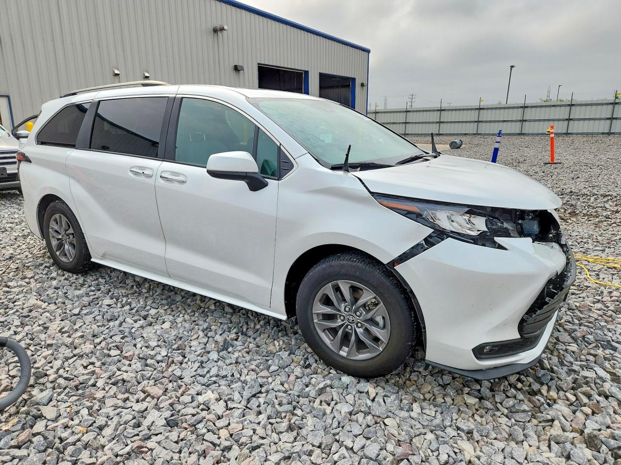 2025 TOYOTA SIENNA XLE 7-PASSENGER — снимка 4